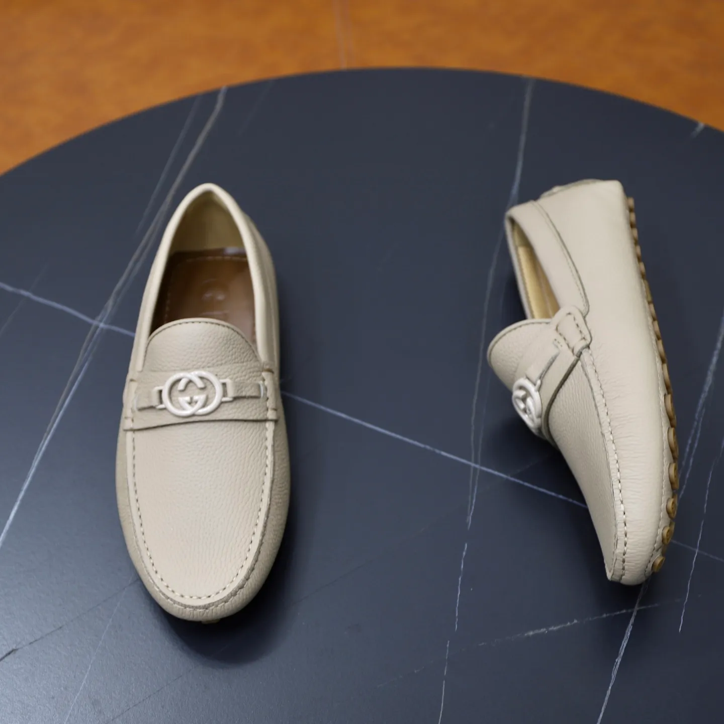 Ex-factory price: 460💰[GUCCI] Gucci ⚠️High-end men’s driving and pedal series ⚠️38-44 (customized for 45) ⚠️All original cowhide leather! Thick and soft! Made entirely of calfskin lining! Rubber sheet anti-slip beanie sole! Three-dimensional package technology! Fashionable and classic! Handicrafts! Original high quality! Feel free to compare!